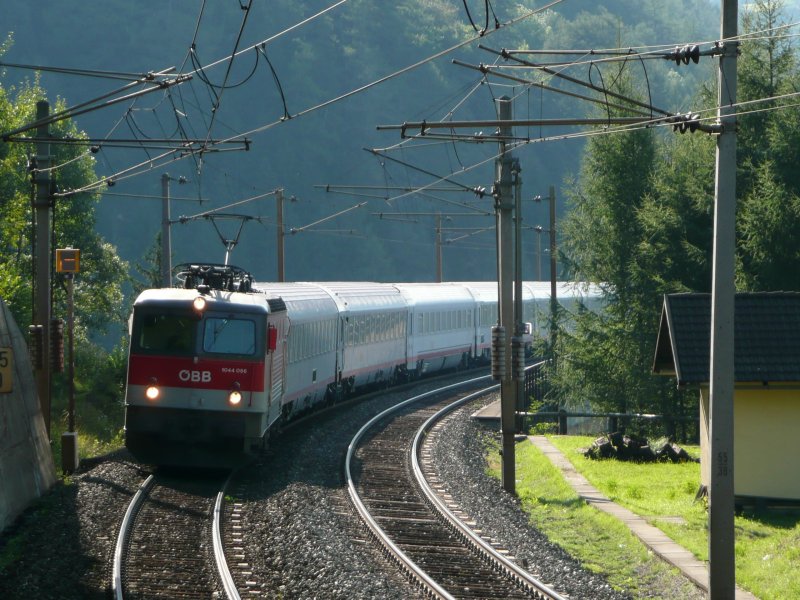 1044-56 mit IC 693 kurz vor Oberfalkenstein am 29.8.08.