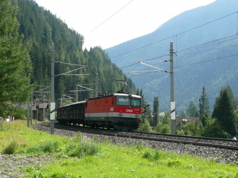 1044-69 schiebt am 29.8.2008 einen Gterzug Richtung Mallnitz nach.