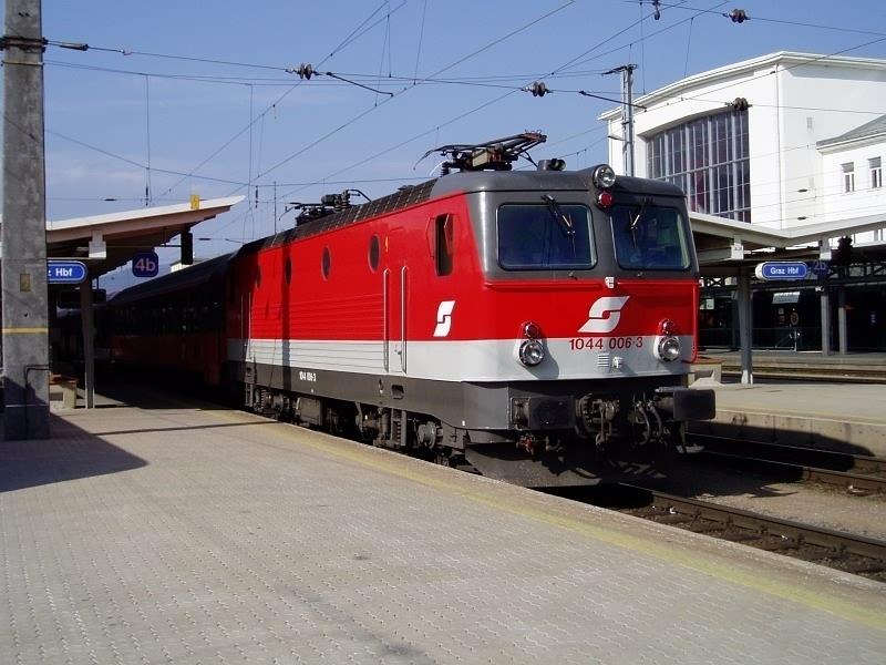 1044.006 nach ihrer Ankunft mit einem IC aus Wien in Graz Hbf. am 21.3.2004