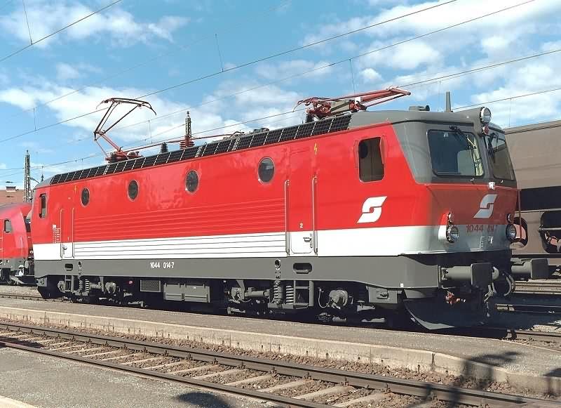 1044.014-7 im Bahnhof Zeltweg am 4.9.2003 mittags