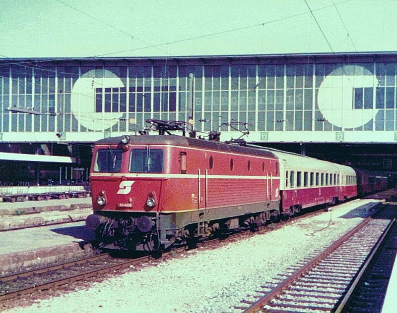 1044.05 mit dem TEE Mediolanum nach Milano bei der Ausfahrt in München am 16. September 1983. 
Auch hier, leider nur ein qualitativ schlechtes, aber altes Foto.  