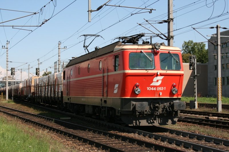 1044.093 machte sich am 25.8.2007 mit einem gemischten GZ auf den Weg nach Salzburg (Aufgenommen bei der Ausfahrt in Wels)