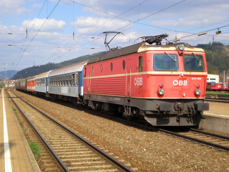 1044.094 mit einem Militrsonderzug im Bahnhof Knittelfeld. (24.04.08)