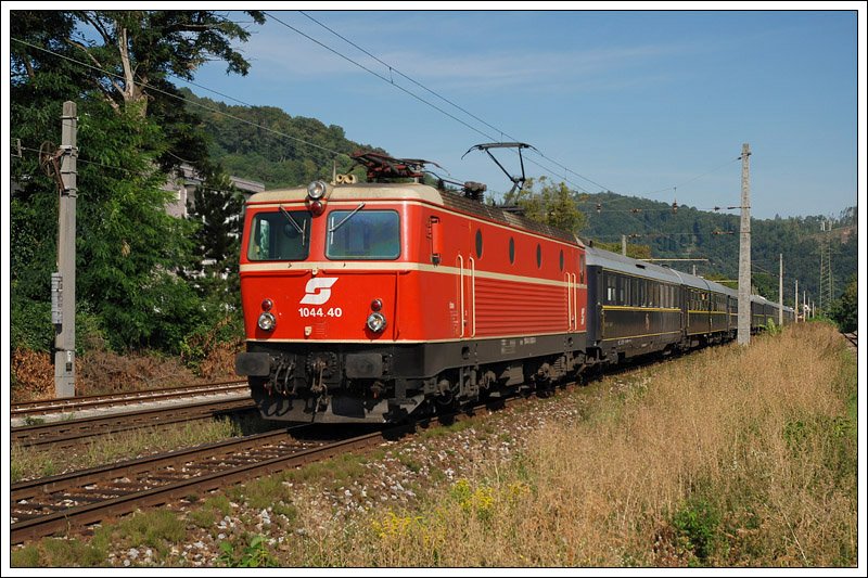 1044.40 bespannte am 5.9.2008 den Sdz D 16579 von Wien nach Graz. Die Aufnahme entstand in Graz-G�sting. Leider gab es bei der R�ckfahrt am Abend nach Wien einen schweren Unfall, bei dem ein Zugbegleiter ein Bein verlor.