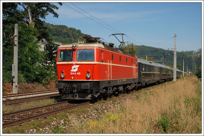 1044.40 bespannte am 5.9.2008 den Sdz D 16579 von Wien nach Graz. Die Aufnahme entstand in Graz-Gsting. Leider gab es bei der Rckfahrt am Abend nach Wien einen schweren Unfall, bei dem ein Zugbegleiter ein Bein verlor.