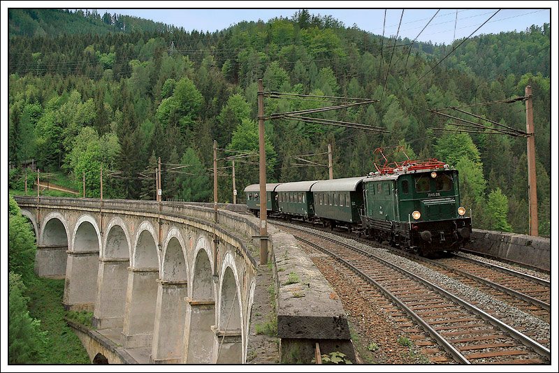 1045.09 am 22.5.2008 mit ihrem Sonderzug R 16932 von Krieglach nach Wien bei der Querung des hchsten Viaduktes der Semmeringbahn, der Kalten Rinne.