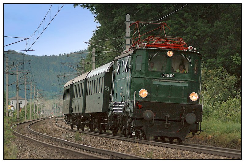 1045.09 am 22.5.2008 mit ihrem Sonderzug R 16932 von Krieglach nach Wien kurz nach Gloggnitz aufgenommen. Schne Kurvenlage, oder? ;-)