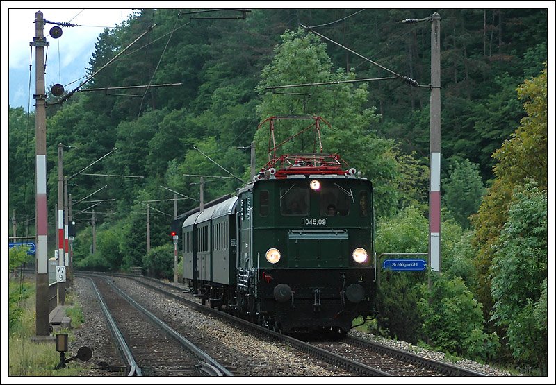 1045.09 am 22.5.2008 mit ihrem Sonderzug R 16932 von Krieglach nach Wien bei der Durchfahrt in Schl�glm�hl.