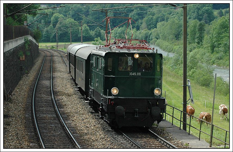 1045.09 bespannte anlsslich der Tour O15 der BB Nostalgie am 22.5.2008 einen Sonderzug von Wien nach Krieglach und wieder retour. Die Aufnahme zeigt den Zug bei der Hinfahrt als Sdz R 16393 kurz nach dem Bahnhof Gloggnitz.

