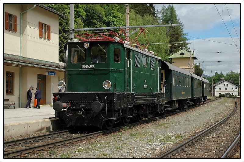 1045.09 bespannte anlsslich der Tour O15 der BB Nostalgie am 22.5.2008 einen Sonderzug von Wien nach Krieglach und wieder retour. Die Aufnahme zeigt den Zug bei der Hinfahrt als Sdz R 16393 im Bahnhof Semmering.