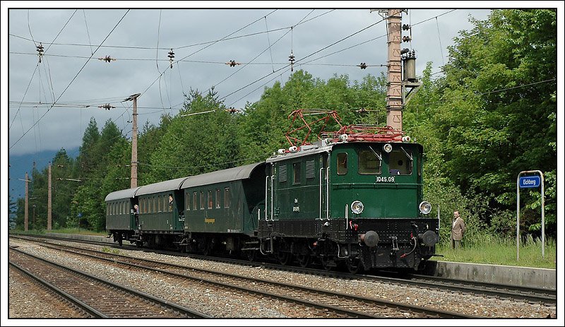 1045.09 mit ihrem Sdz R 16393 von Wien nach Krieglach in Eichberg am Semmering am 25.5.2008.