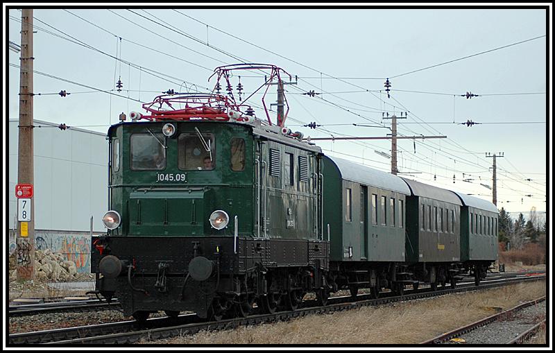 1045.09 mit Sonderzug 16101 auf der Fahrt nach M�rzzuschlag, kurz vor der Durchfahrt der S-Bahnstation Atzgersdorf-Mauer am 4.3.2006