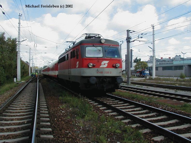 1046 005-3 mit einem Regionalzug bei der Einfahrt in den Bahnhof Heiligenstadt, am 07-10-2002