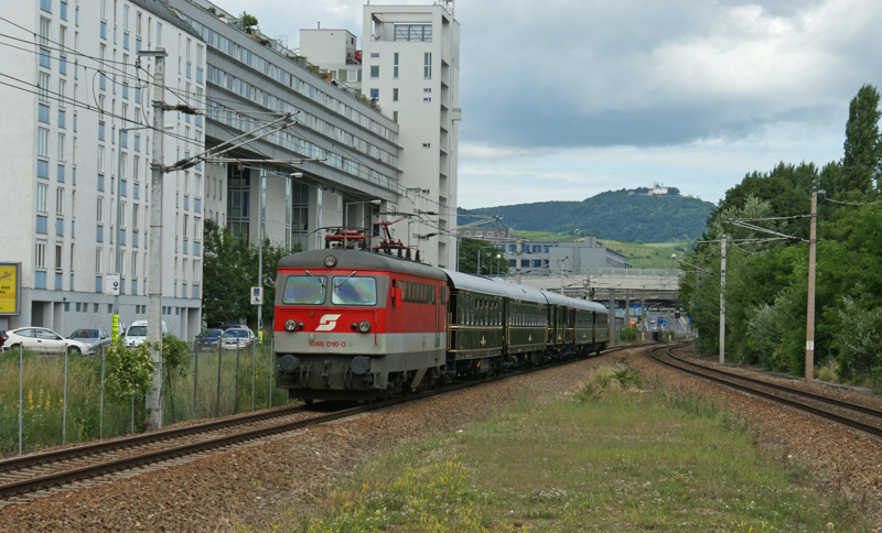 1046 016 bespannte am 16.6.2009 den Lp 17149 von Wien FJB nach Oberlaa, hier am Handelskai.