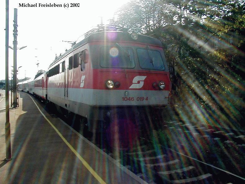 1046 019-4 mit einem Eilzug bei der Ausfahrt aus dem Bahnhof Heiligenstadt, am 08-10-2002