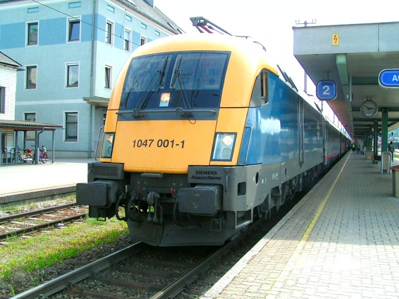 1047 001-1 mit OIC 647 kurz vor der Abfahrt in 
Attnang- Puchheim_070510