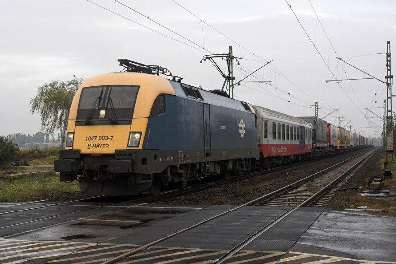 1047 003 durchfhrt mit der Rola nach Kiskundorozsma den Haltepunkt Szemeretelep.