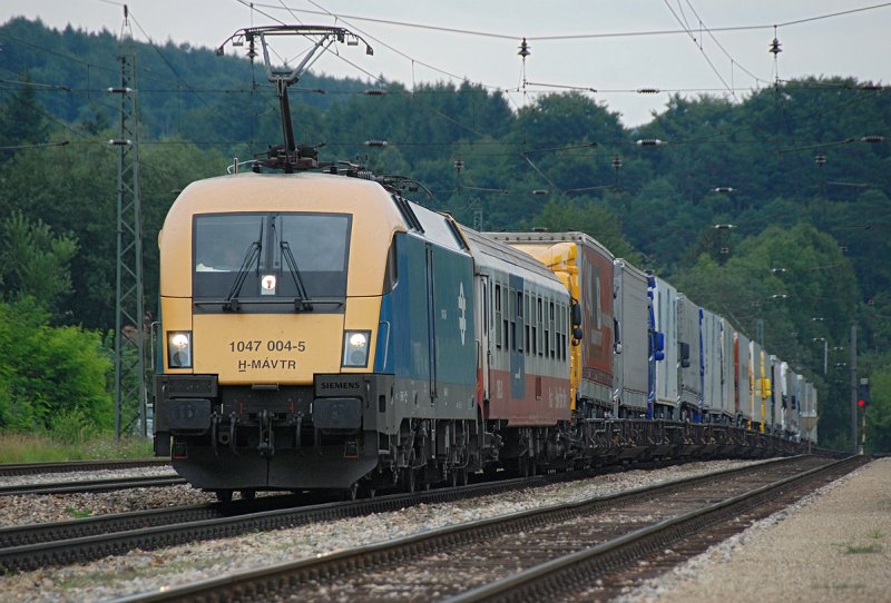 1047 004-5 ist mit Rola nach Wels unterwegs. Tullnerbach-Pressbaum, am 09.08.2009.