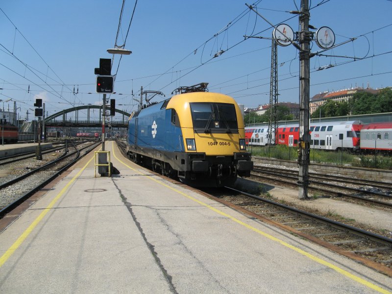 1047 004 auf dem Weg zu Ihrem Zug 'Bartok Bela' nach Budapest in Wien West am  08.07.2007