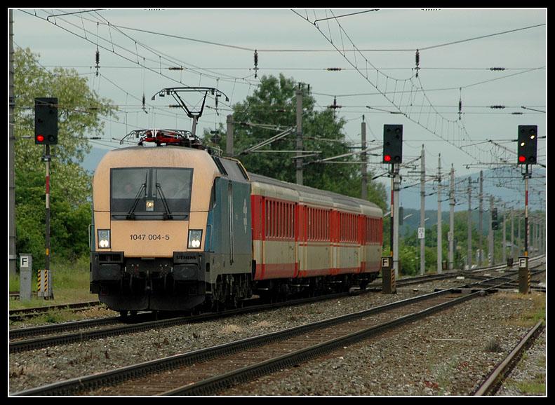 1047 004 der MAV bei der Durchfahrt in Gtzendorf mit ihrem ER 9447 „Tatabanya  am 21.5.2006