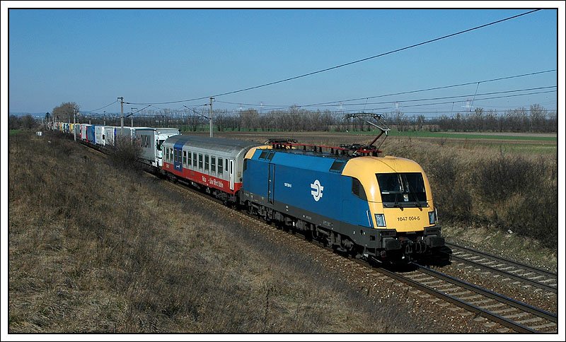 1047 004 der ungarischen Staatsbahn MAV mit einer RoLa am 11.3.2007 kurz vor Gramatneusiedl.