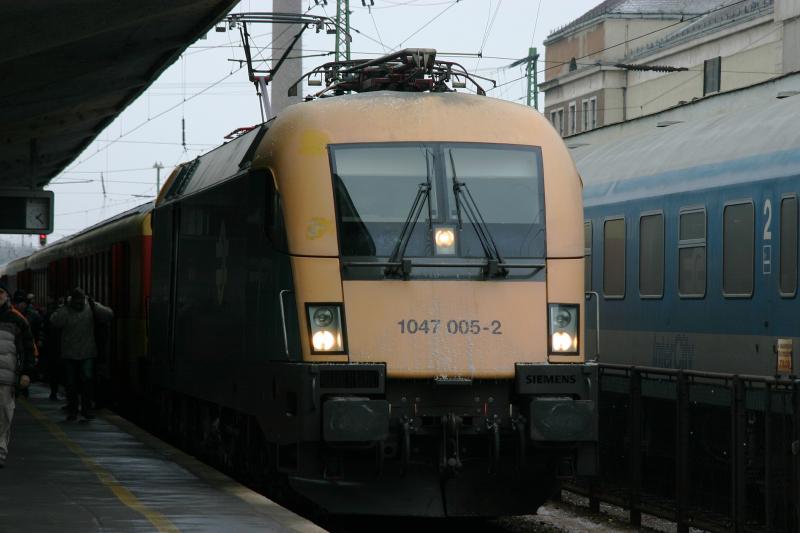 1047 005-2 der MAV mit einem Eilzug aus Wien Sdbahnhof bei der Einfahrt in Gyr. (7.2.2006)