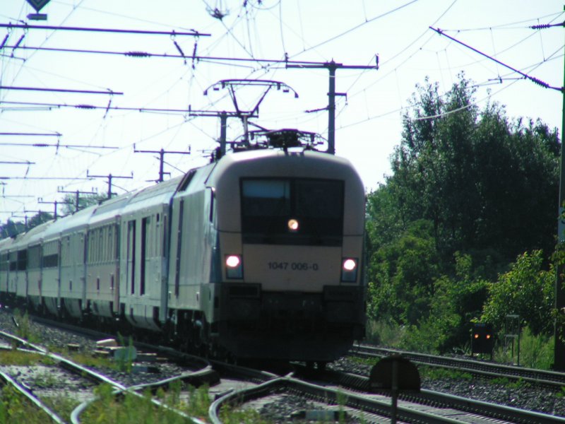 1047 006-0 zieht D346 Richtung Wien (Ausfahrt Bruck/Leitha)2006-07-18