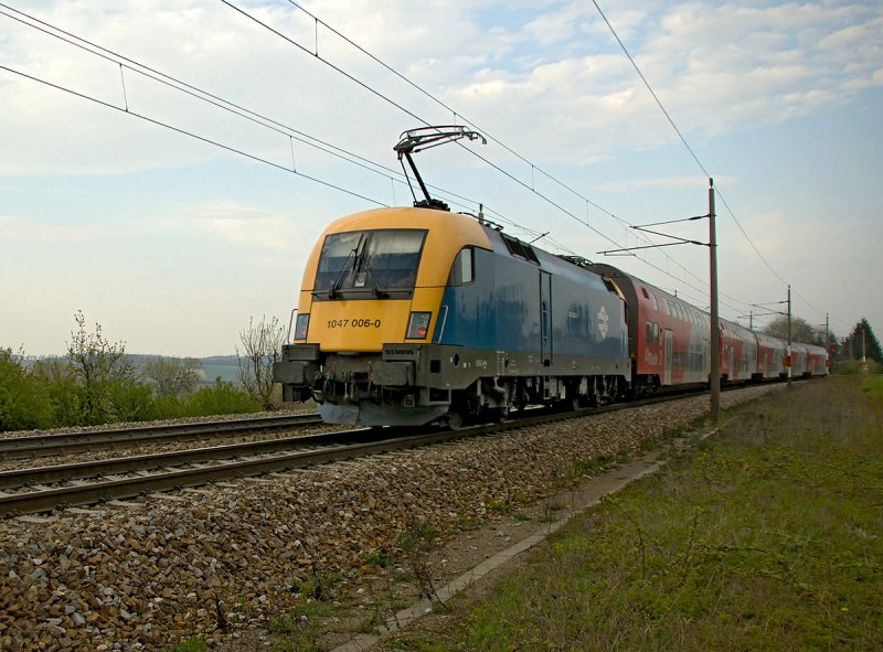 1047 006 bringt den Regionalexpress 1639 von Amstetten nach Wien Westbahnhof. Das Foto enstand am 18.04.2008 kurz vor Neulengbach.