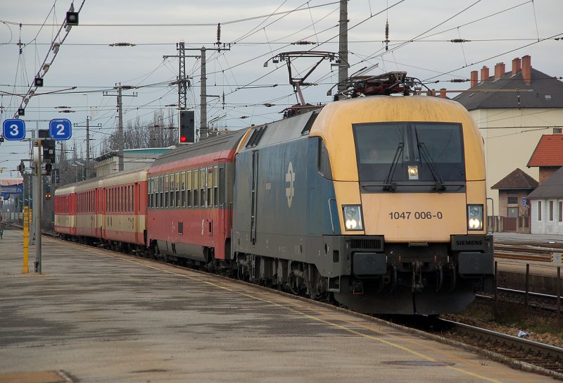 1047 006 vor einem Euregio mit Schlieren Richtung Ungarn. Das Foto entstand am 09.12.2007 bei der Ausfahrt aus dem Bahnhof Bruck/Leitha.