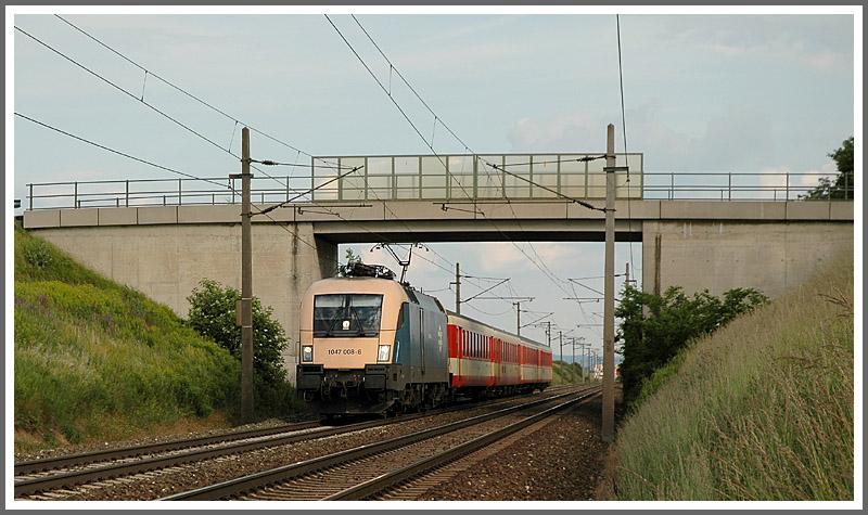1047 008 am 9.6.2006 zwischen Gramtneusiedl und Himberg mit einem Eilzug Richtung Wien unterwegs.