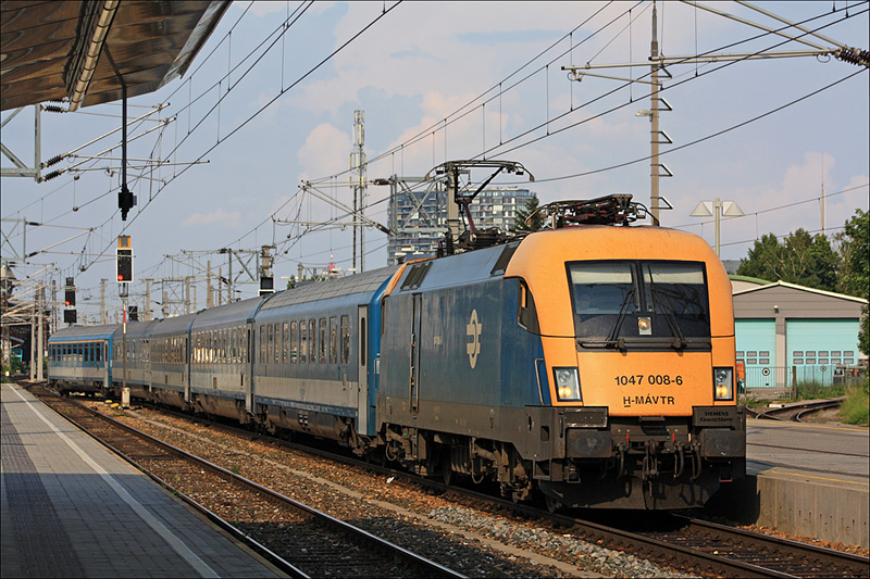 1047 008 der Ungarischen Staatsbahnen war am 4. Juli 2009 mit dem EC 964 aus Budapest unterwegs und wurde bei der Einfahrt in den Bahnhof Wien Meidling abgelichtet.