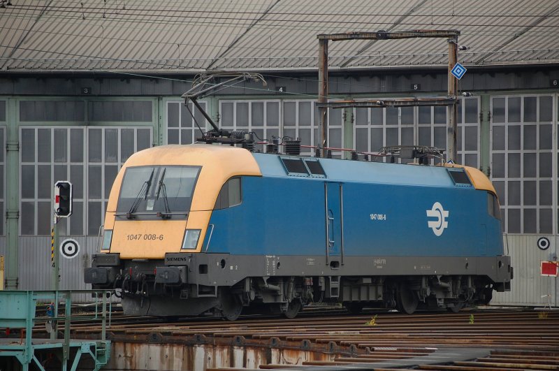 1047 008 war am 08.11.2008 in der
Zugfrderung Wels abgestellt.
(Bild von der Zufahrtstrasse aus gemacht.)