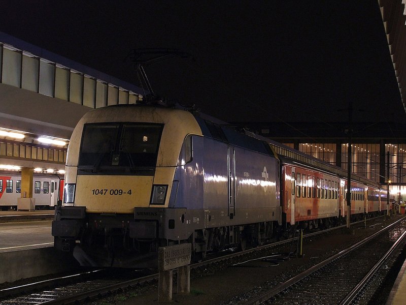 1047 009-4 am 11.11.06 in Wien Westbahnhof.
