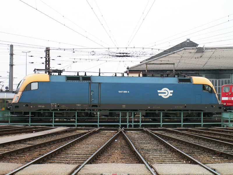 1047 009 befindet sich gerade auf der Drehscheibe der Traktion Wels (3.11.2007)