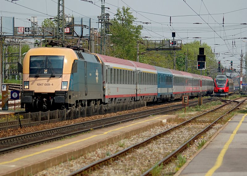 1047 009 mit OEBB Intercity 644  Wiener Tafel  nach Salzburg in Wien Penzing am 26.04.2008.