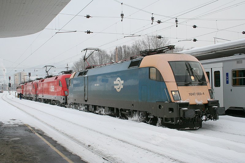 1047 009 mit einer unbekannten 1116, der untauglichen 1116 041 und der 1042 015 am Silvestertag des Jahres 2005 im winterlichen Mrzzuschlag.