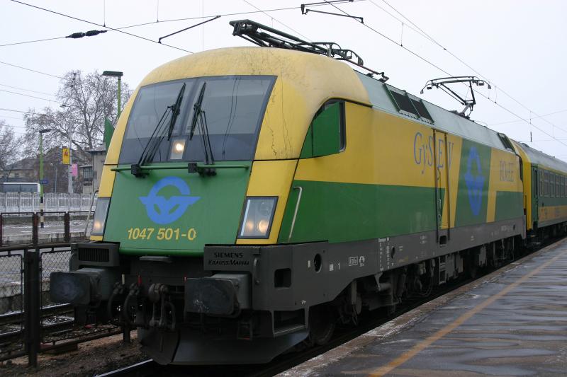 1047 501-0 der GySEV am 7.2.2006 im Bahnhof Gyr.