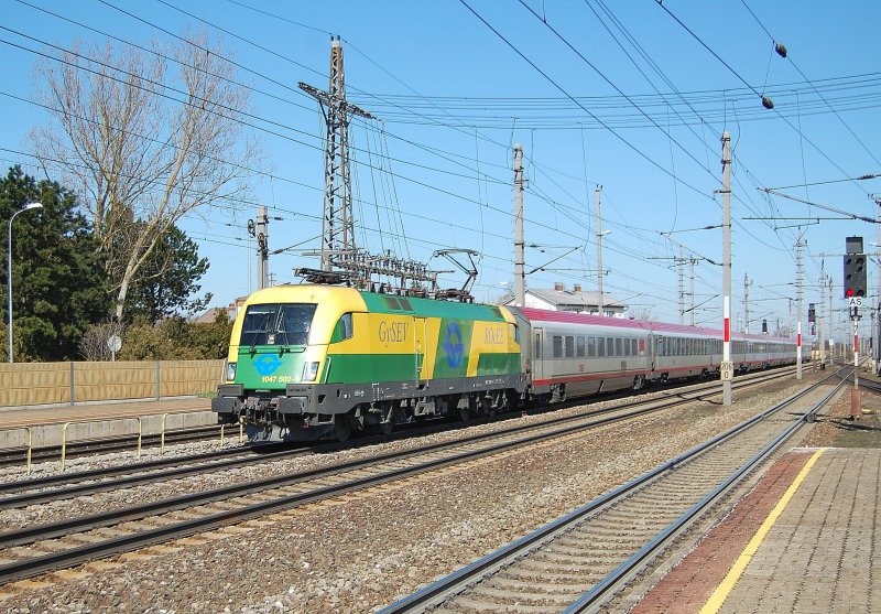 1047 502 ist am 28.03.2009 mit dem
IC640  Joseph Haydn  in Marchtrenk
durchgefahren.