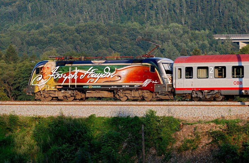 1047 504  Joseph Haydn  am BB Eurocity 961 nach Wien Westbahnhof, kurz nach Drrwien, am 19.08.2009 im letzten Sonnenlicht.