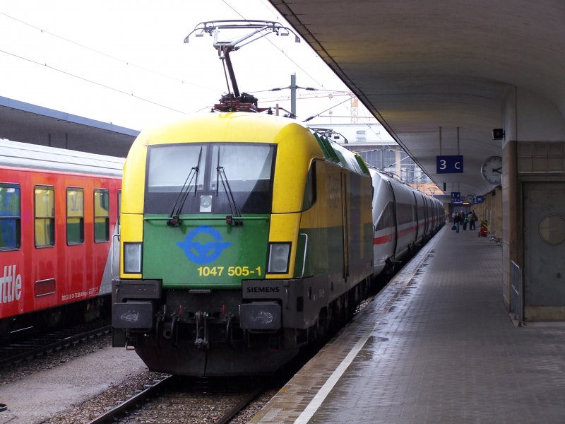 1047 505-1 auf Rangierfahrt in Wienwestbahnhof. Die Wunderschne lok hatte nichts mit dem ICE zu tun. Es war lediglich eine Rangierfahrt wie ich sie in Wien trotz nur kurzem Aufenthalt fter beobachten konnte.   Immer wieder fahren Schnellzugloks ziemlich zgig in ein Gleis  .. um kurze Zeit spter wieder auszufahren.  Wieso ? ..   wenn man sich die Weichenstraen ansieht mten sie nicht so weit einfahren. Frage an einen Westbahnhof Experten. (22.06.2009)