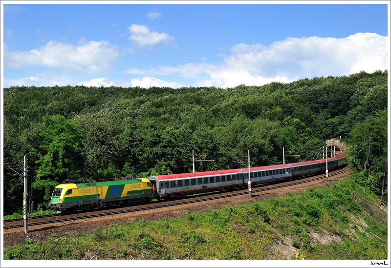 1047.502 hier mit dem OIC644 von Wien nach Salzburg. Eichgraben, 21.6.2009.