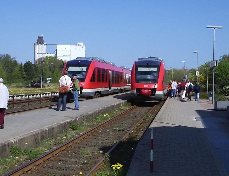 10.5.2006: 648 001 + 648 006 im Kreuzungsbahnhof Sderbrarup, KBS 146