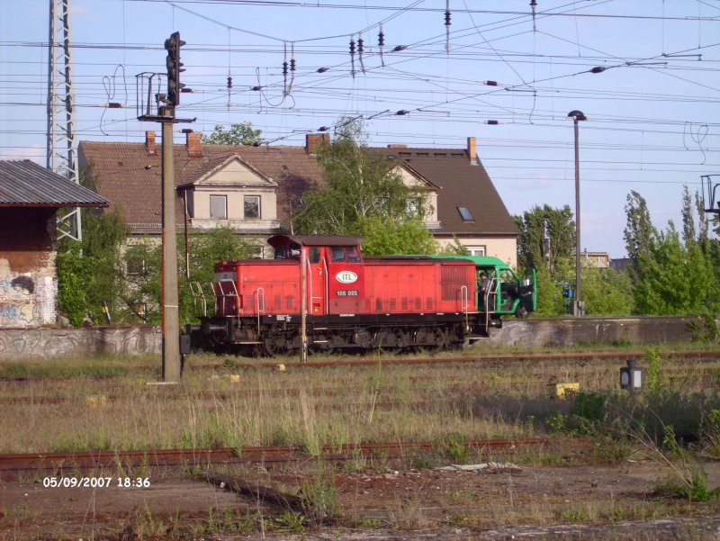 106 005 steht wegen reperaturen im Bahnhof Eisenhttenstadt.09.05.07