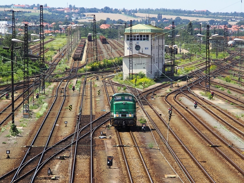 106 010 der ITL durchfhrt die ausgedehnten Gleisanlagen von Dresden-Friedrichstadt am 27.7.2009.