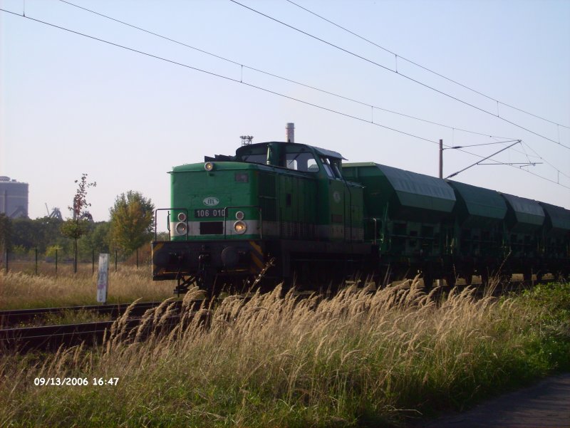 106 010 zieht ein Schotterzug und erreicht gleich Eisenhttenstadt.13.09.06