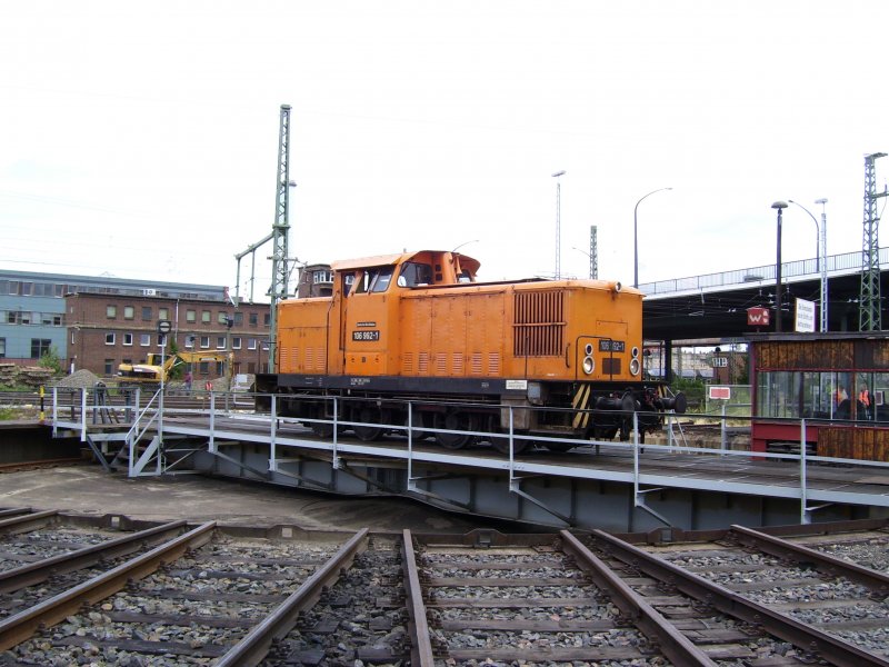 106 992-1 am 07.07.2007 auf der Drehscheibe im BW Dresden-Altstadt. 