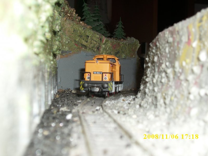 106 verlt meinen Talbahnbof in einem Einschnitt um dann in einem Tunnel zu verschwinden.