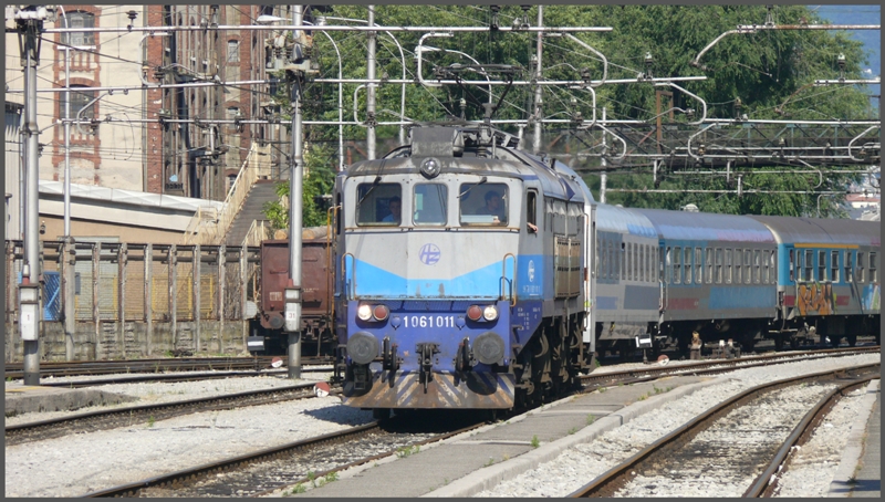1061 011 fhrt mit ihrem Schnellzug aus Ljubliana in Rijeka ein. (12.06.2009)