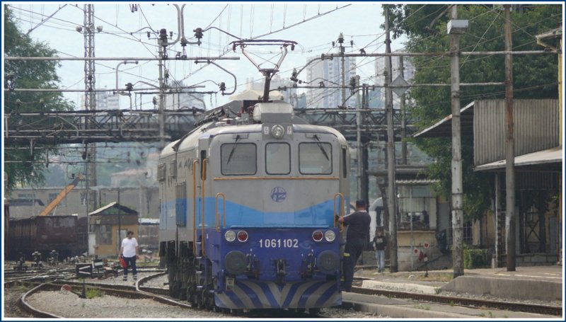 1061 102 rangiert auf die andere Seite des angekommenen Zuges, um bald wieder als Zug 701 nach Zagreb zurckzufahren. (08.06.2009)