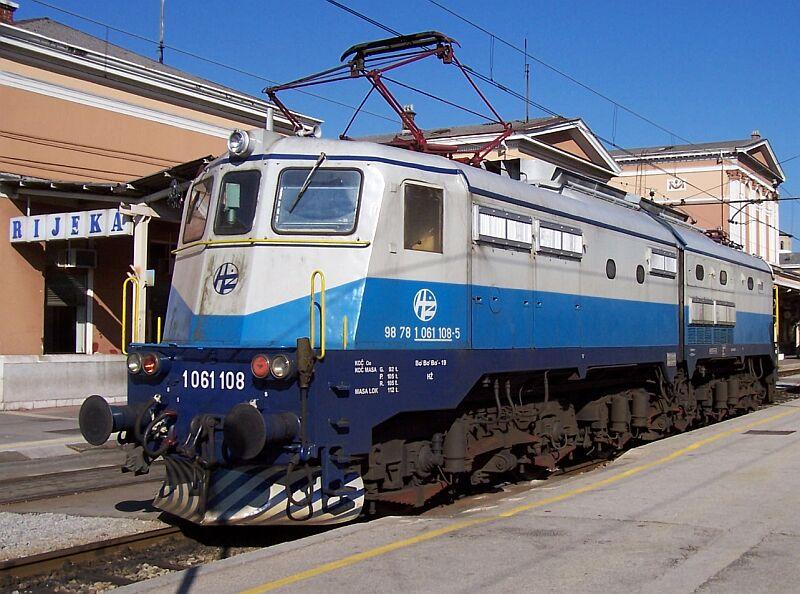 1061 108 wartet am 09.04.2006 in Rijeka auf neuen Einsatz, diese sechsachsige Gleichstrom-Doppellok (3 kV) italienischer Abstammung fhrt auf der Gebirgsstrecke zwischen Rijeka bis Moravice (92 km).